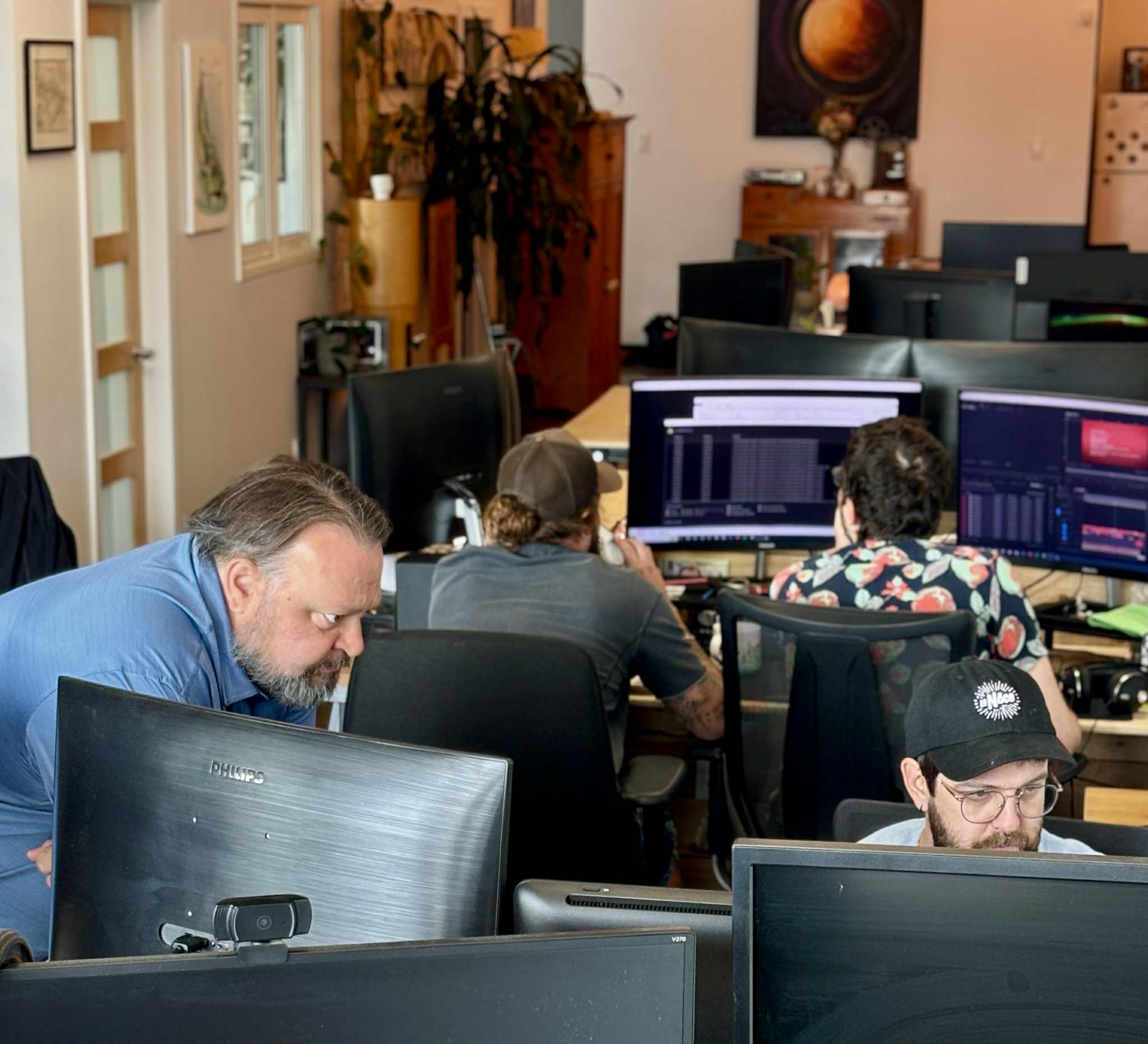 équipe de marketing qui travaille ensemble sur une stratégie marketing pour une compagnie