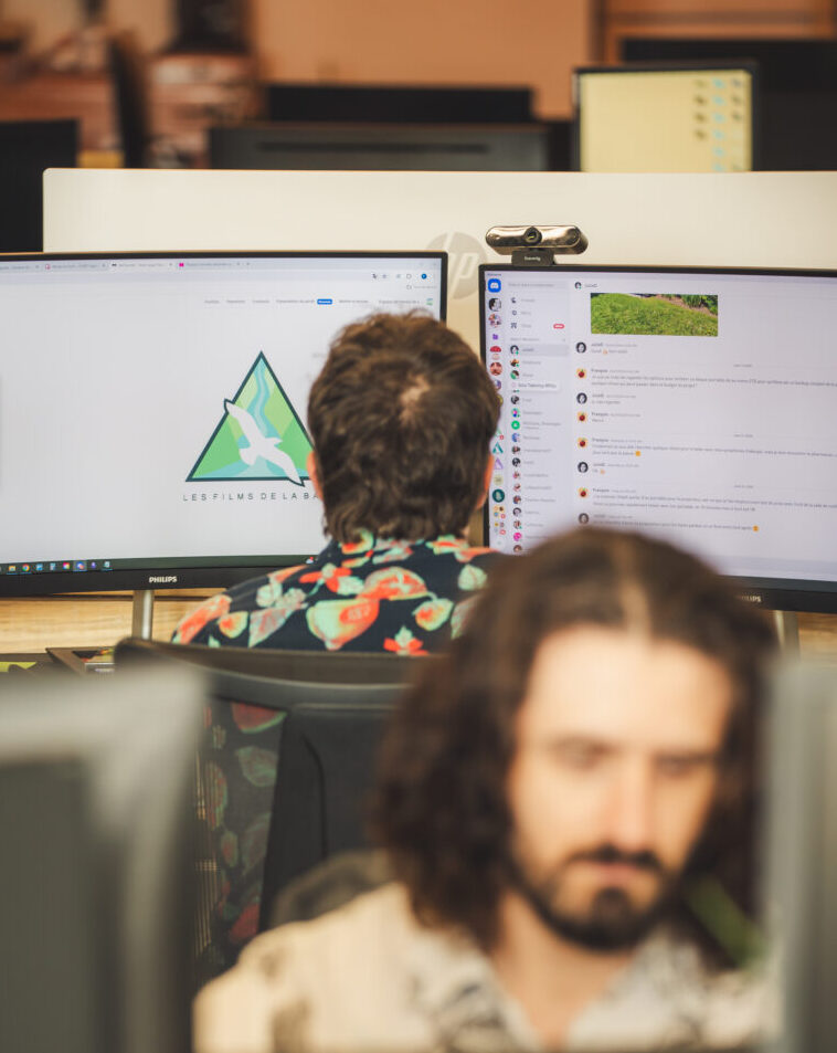 homme travaillant à l'ordinateur sur une stratégie marketing
