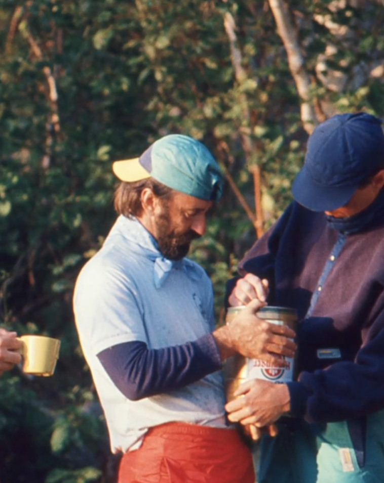 hommes dans le bois