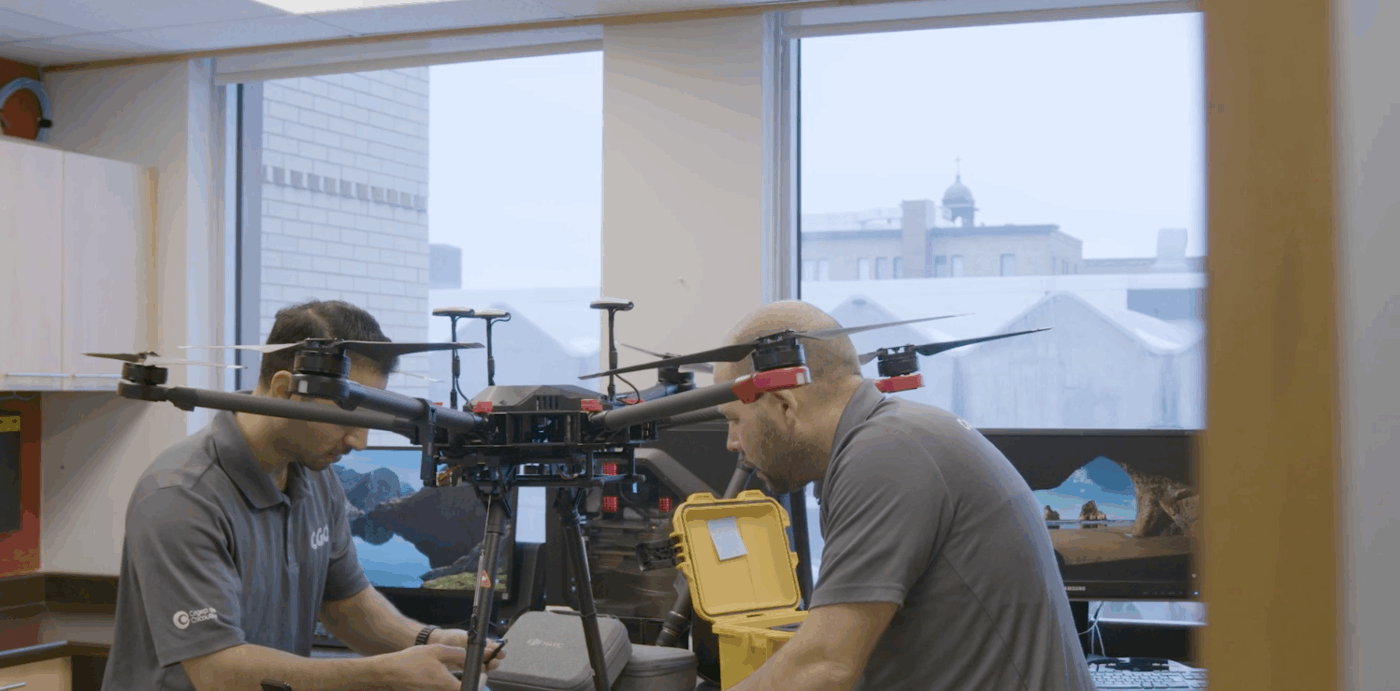 hommes préparant un drône pour filmer une vidéo